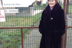 Gaby Jacoby am Tor des Tierheimes Weihnachten 2014